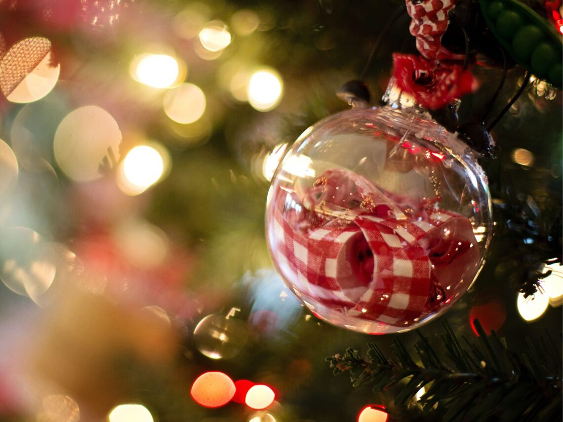 A christmas tree with red christmas ornaments.