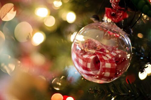 A christmas tree with red christmas ornaments.